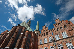 Der St.-Jakobi-Turm überragt Kirchenschiff und Pastorenhäuser