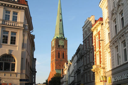 Zwischen Lübecks Häusern in der Breiten Straße sieht man den Turm von St. Jakobi - Copyright: Ev.-Luth. Kirchenkreis Lübeck-Lauenburg