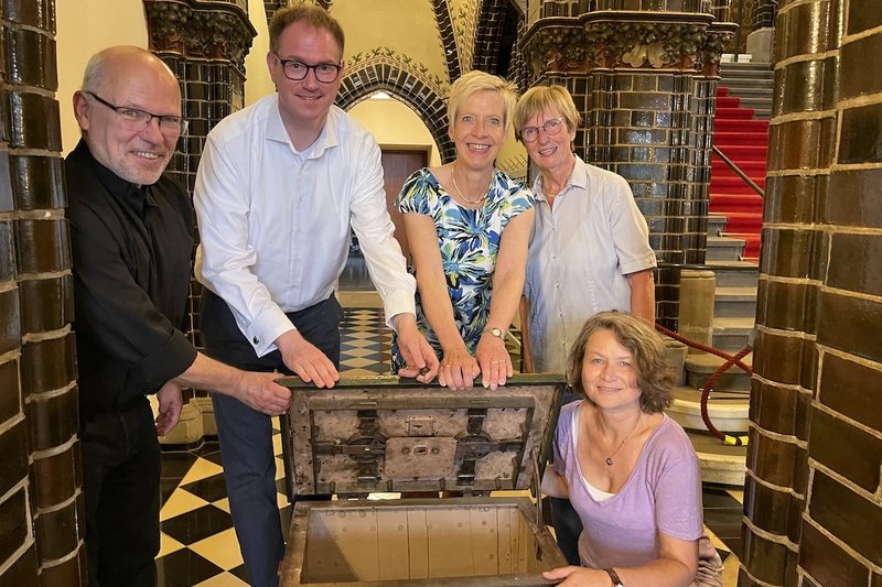 Martin Klatt, Jan Lindenau, Petra Ulrich, Cornelia Schäfer und Heike Reimann öffnen eine Schatzkiste im Rathaus.